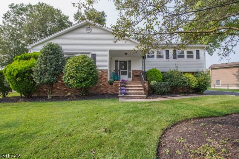 20 Donna Dr - Photo 1