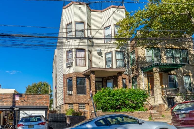 138 Leonard St - Photo 1