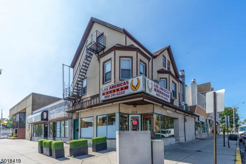 202 Chestnut St - Photo 1