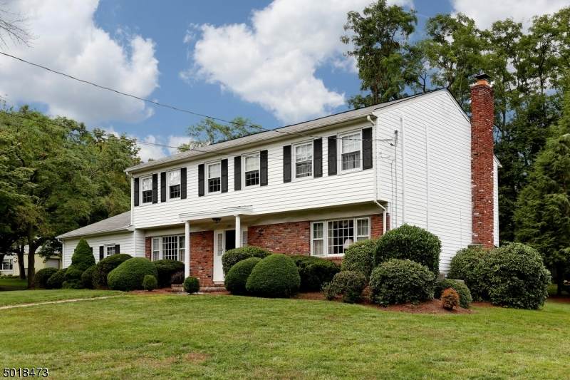 368 Queens Ct - Photo 1