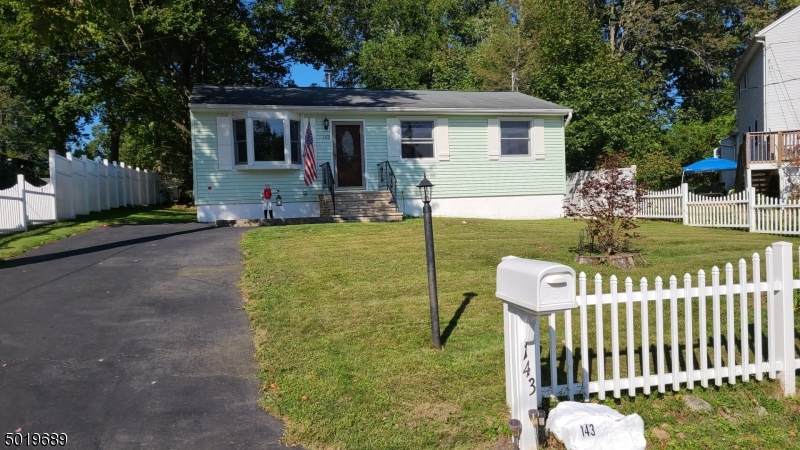 143 Pennsylvania Ave - Photo 1