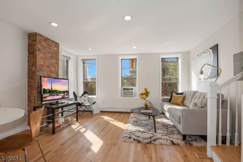 612 Jersey Ave - Photo 1