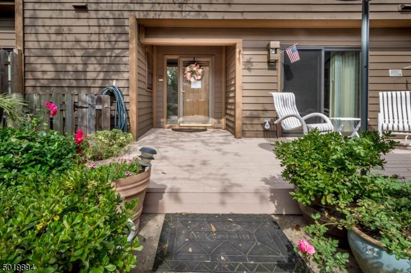 82 Laurel Hollow Ct - Photo 1