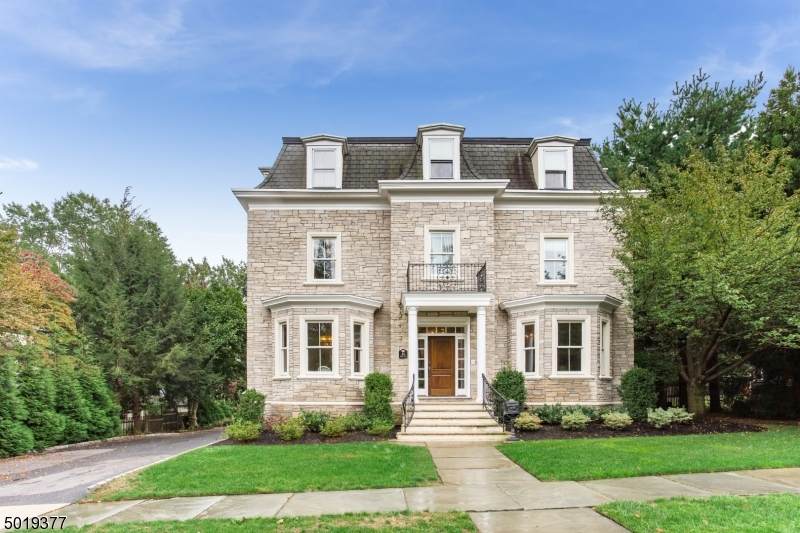 64 Green Ave - Photo 1