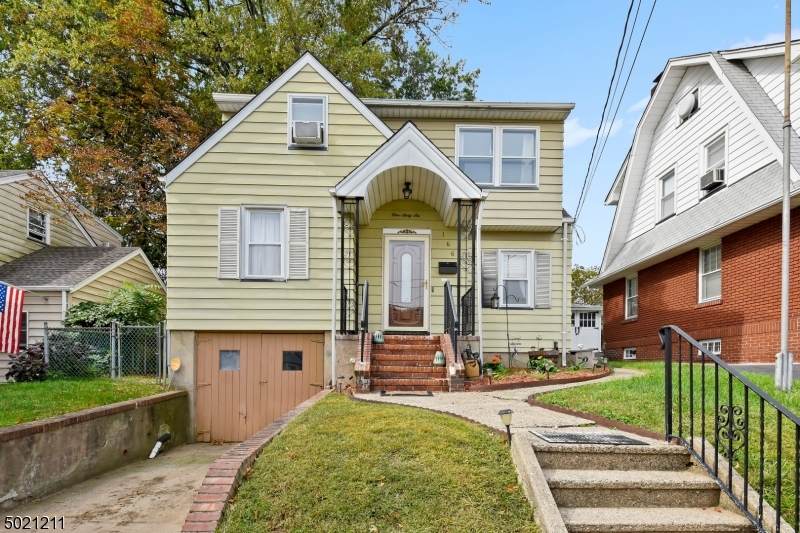 166 Louise St - Photo 1