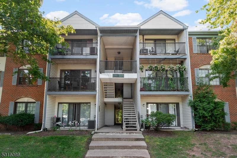 307 Hampshire Ct - Photo 1