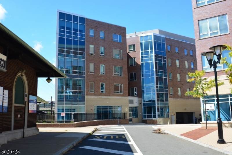 52 Lincoln Ave 404 - Photo 1