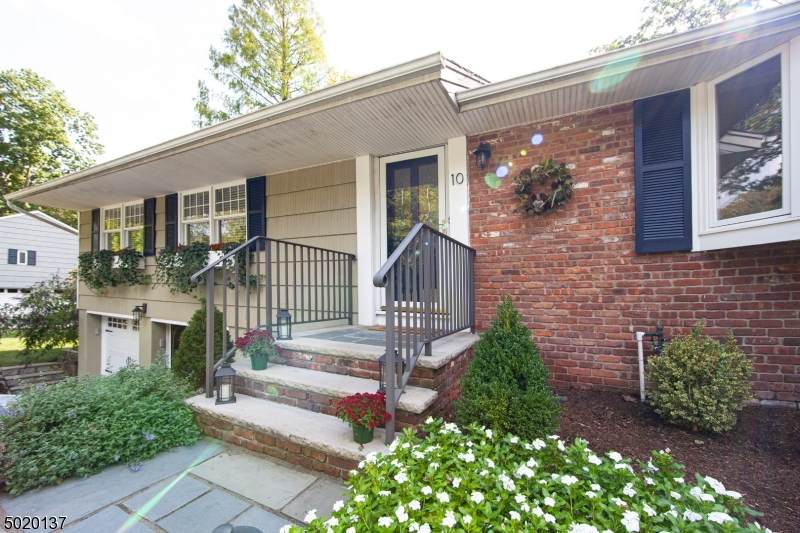 10 Acorn Pl - Photo 1