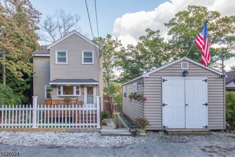 537 Lakeshore Dr - Photo 1