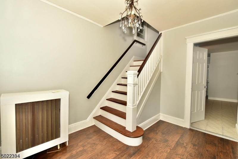 1147 Bank St - Photo 1