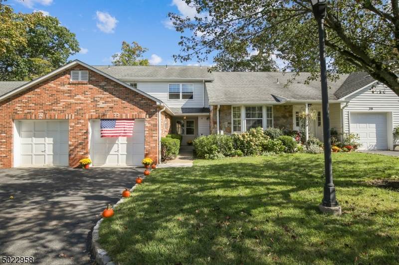 22 Coachlight Dr - Photo 1