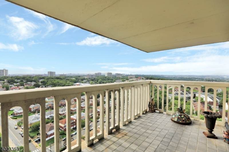 555 North Ave - Photo 1