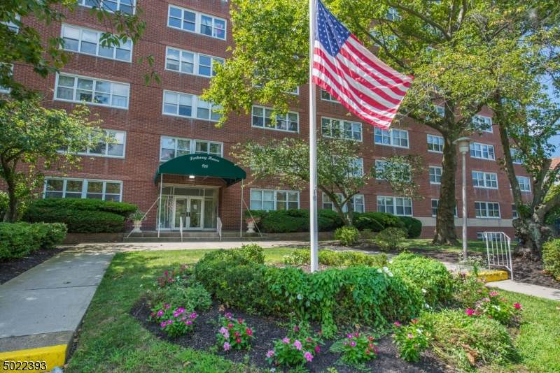 926 Bloomfield Ave - Photo 1