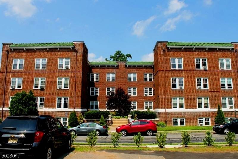 39 Elm St Apt B - Photo 1