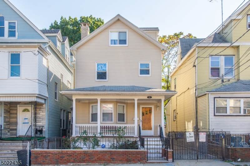 819 Parker St - Photo 1