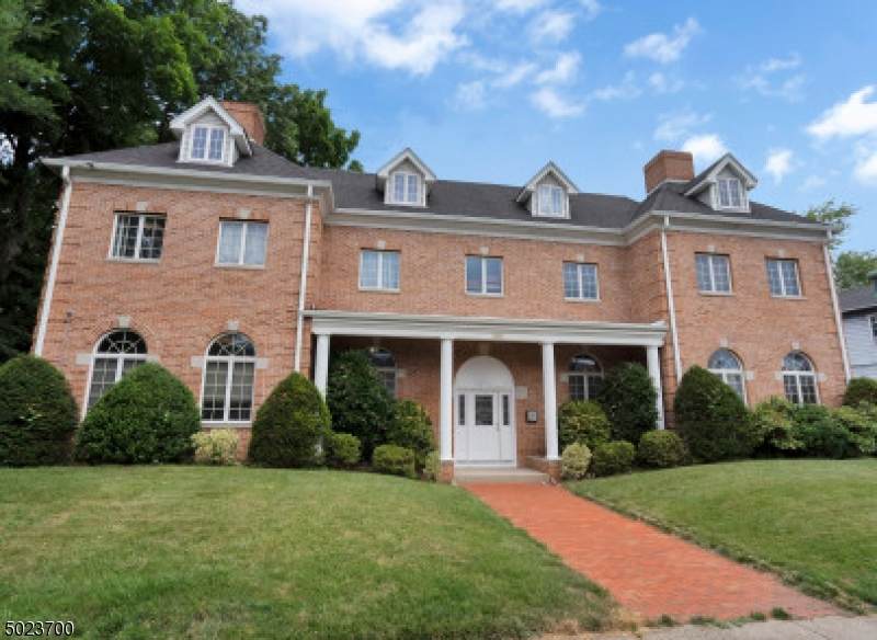 256 Broad St - Photo 1