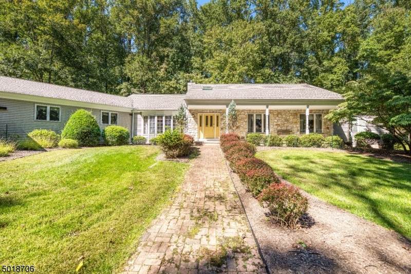 17 Chrystal Dr - Photo 1
