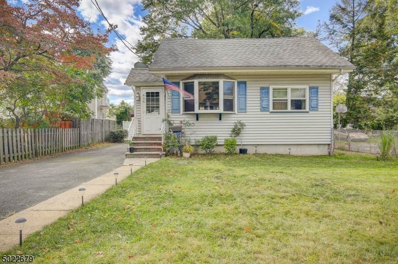 636 Linden Ave - Photo 1