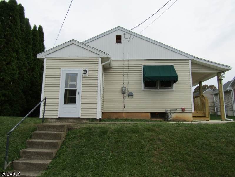 909 Hill St - Photo 1