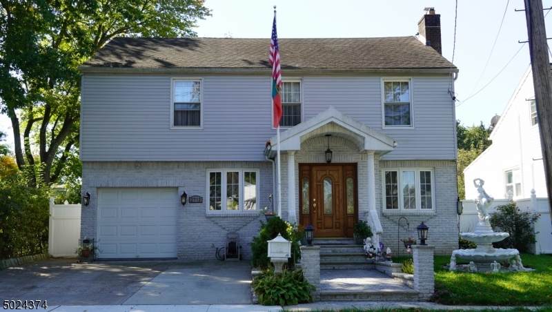 2712 Spruce St - Photo 1