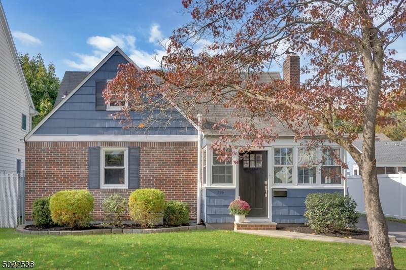 226 Hawthorne St - Photo 1