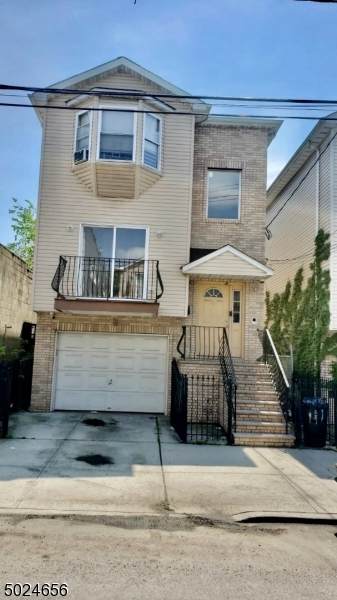 924 Bergen St - Photo 1