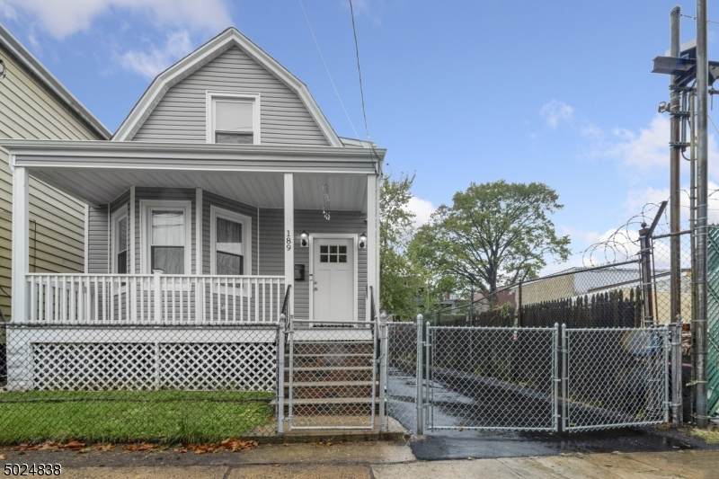 189 Matthew St - Photo 1