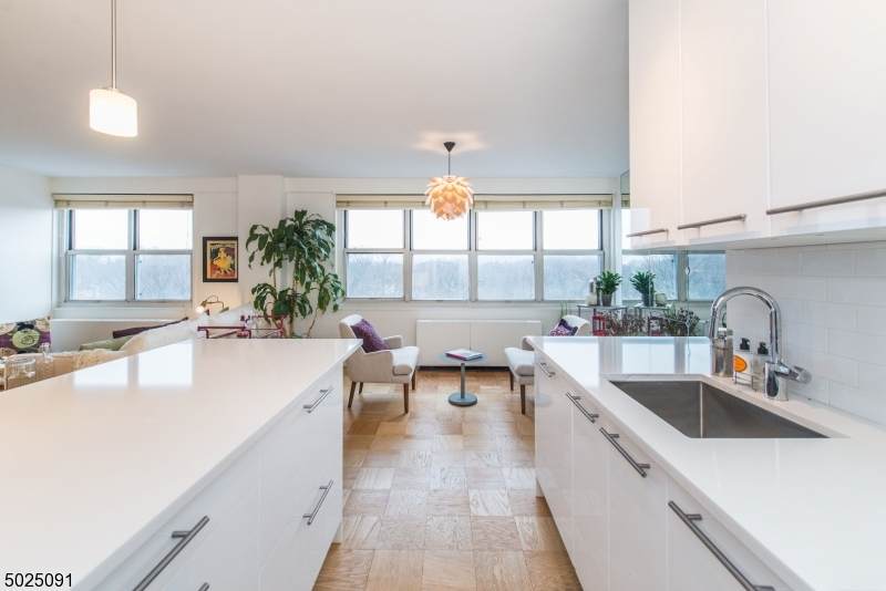 926 Bloomfield Ave 8K - Photo 1