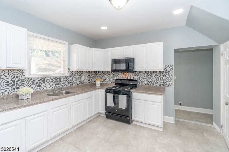 34 Pine Grove Ter - Photo 1