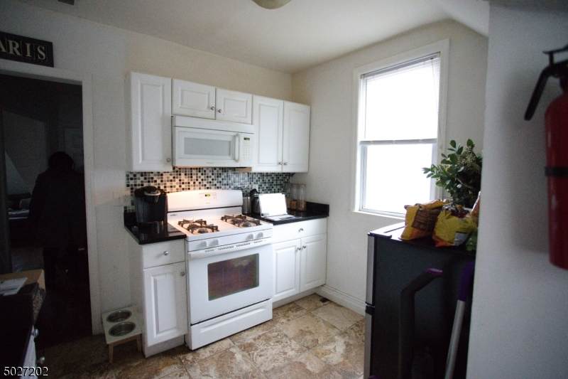 138 Seymour Ave - Photo 1