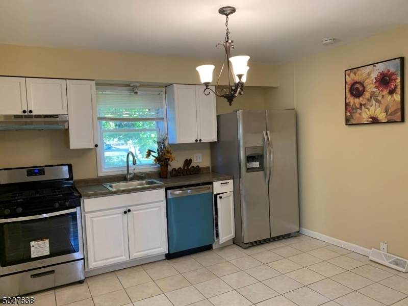 949 Edwin St - Photo 1