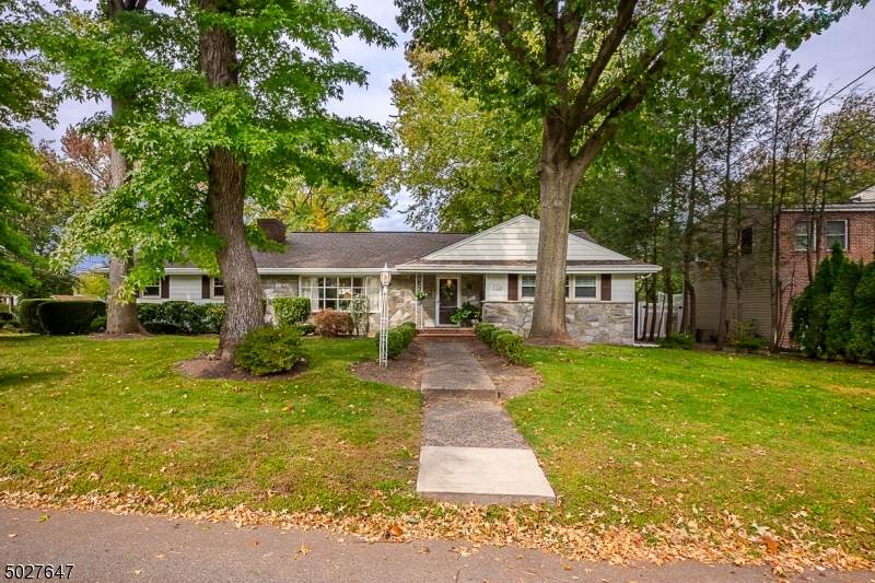 733 Summit Ave - Photo 1