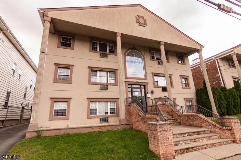 816 W Grand St - Photo 1