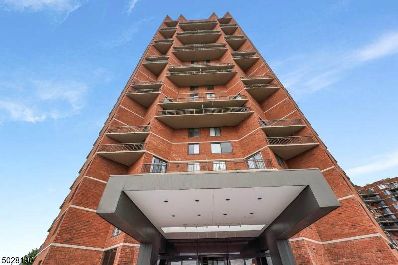 1022 Harmon Cove Tower - Photo 1