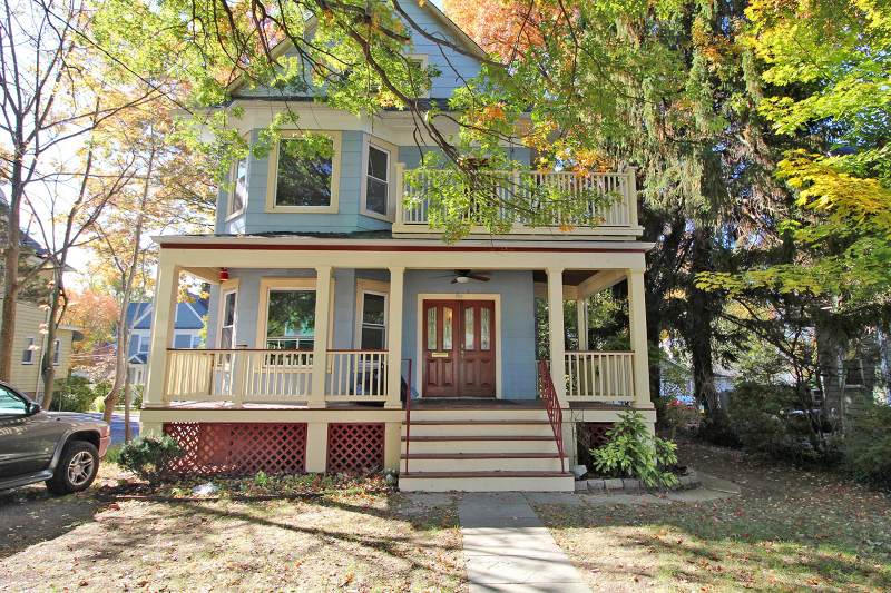 558 Summit Ave - Photo 1