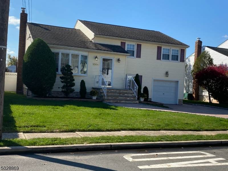 2506 Poplar St - Photo 1