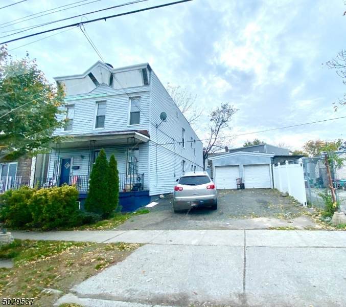 636 Trumbull St - Photo 1
