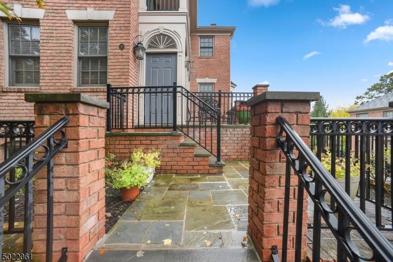 25 Norwood Ave Unit 6 - Photo 1