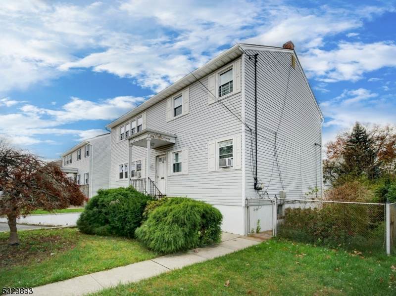 868 Dewey St - Photo 1