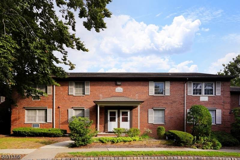 16 Lakeside Dr - Photo 1
