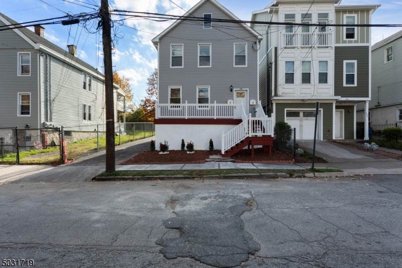 170 Parrow St - Photo 1