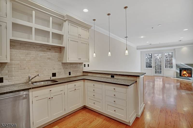 806 Somerset St - Photo 1