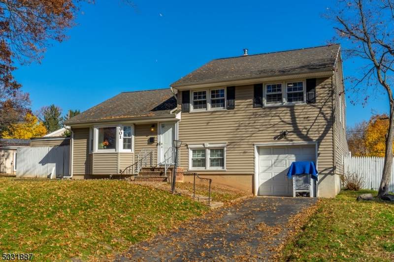 901 Crescent Dr - Photo 1