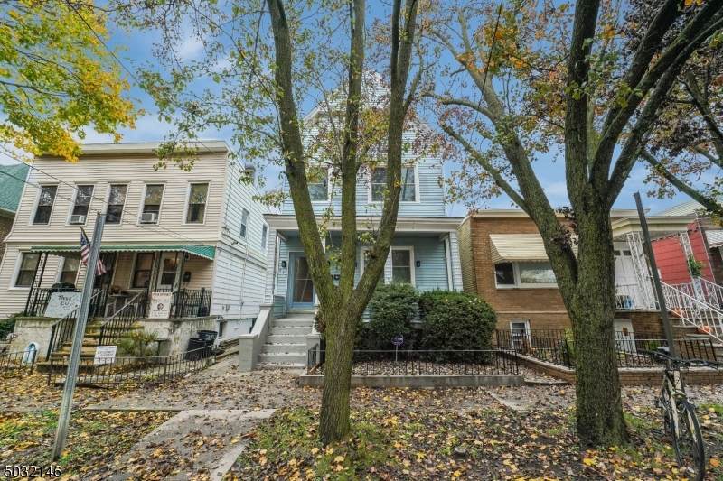 250 Custer Ave - Photo 1