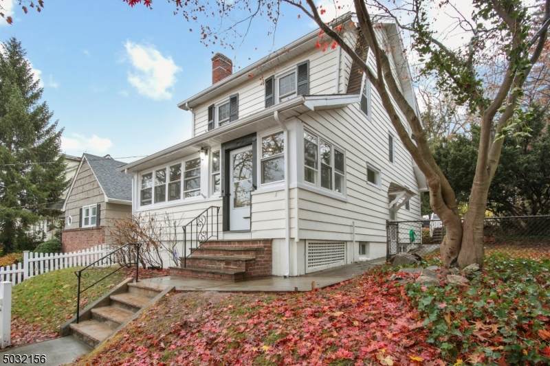 152 Essex Ave - Photo 1