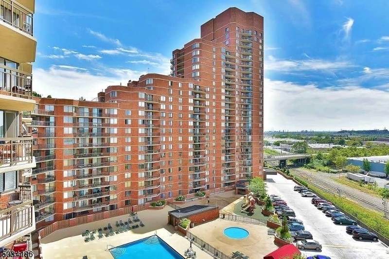 207 Harmon Cove Tower - Photo 1