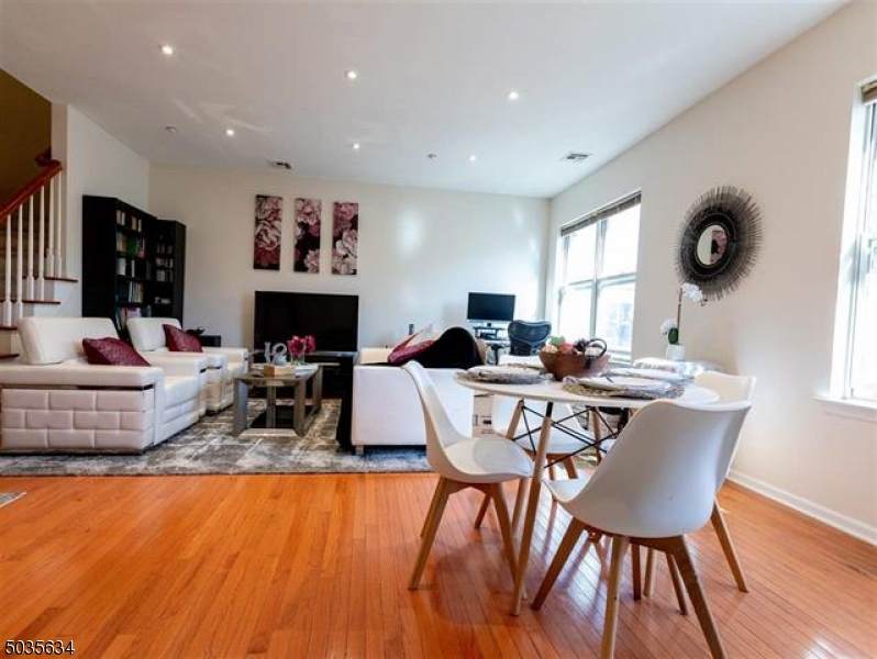 25 Duncan Ave - Photo 1