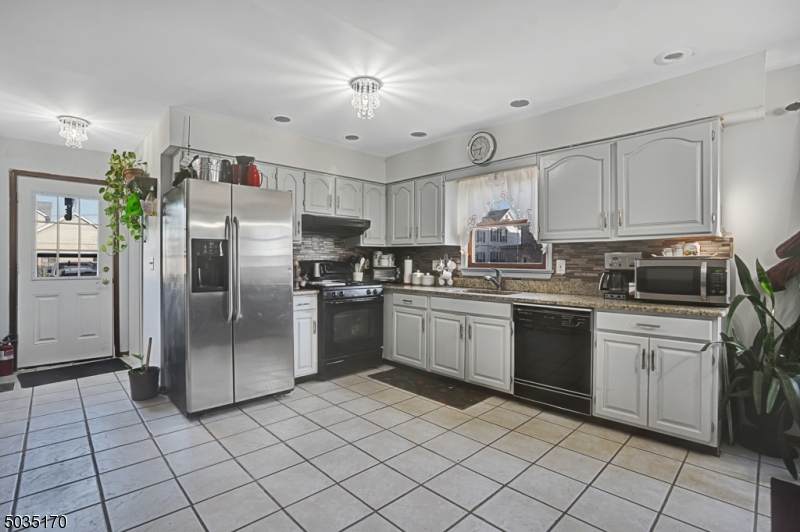 55 Canal St - Photo 1