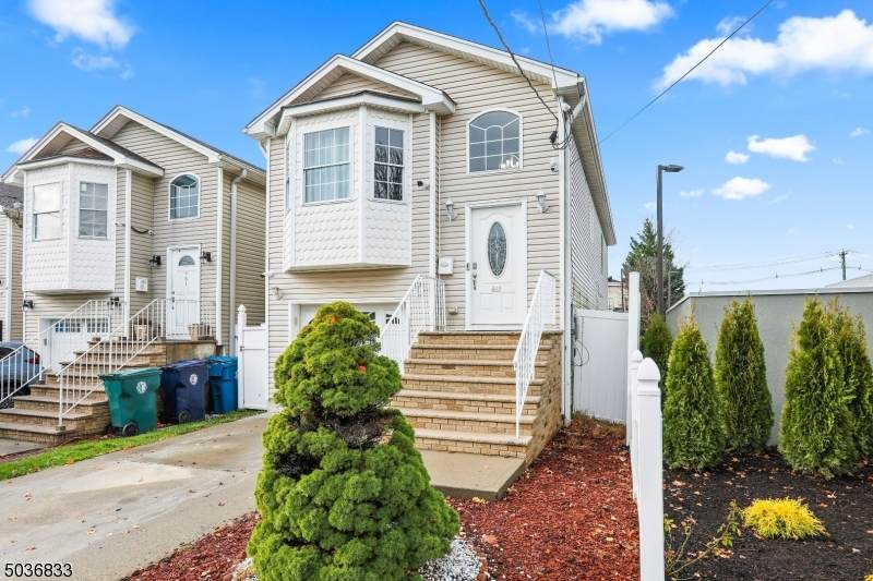 463 Mitchell Pl - Photo 1