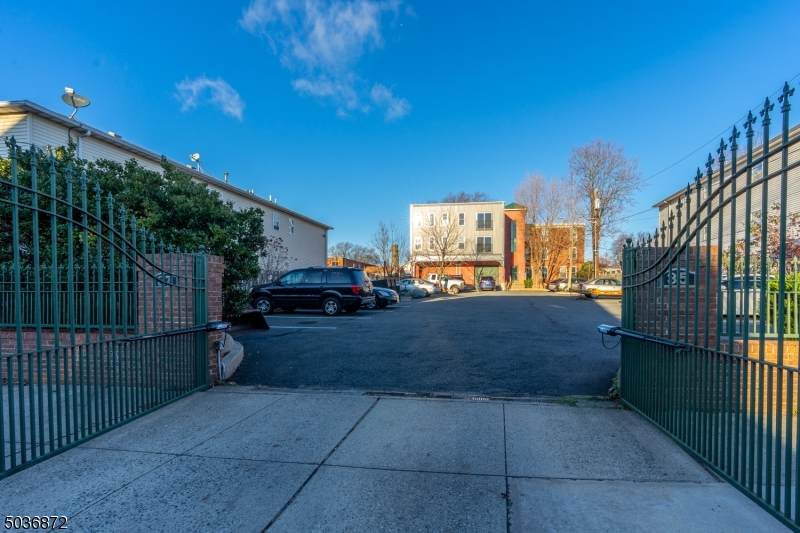 35 Halleck St - Photo 1